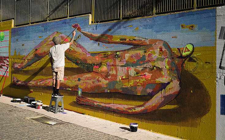 Street art στην Αθήνα: Η εντυπωσιακή τοιχογραφία που έδωσε χρώμα στον πεζόδρομο της οδού Θεσσαλονίκης