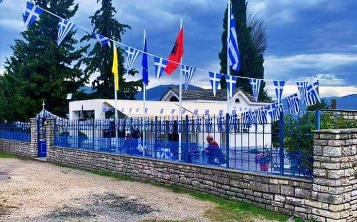 Γέμισαν με ελληνικές σημαίες οι Βουλιαράτες για την επέτειο του «Όχι»