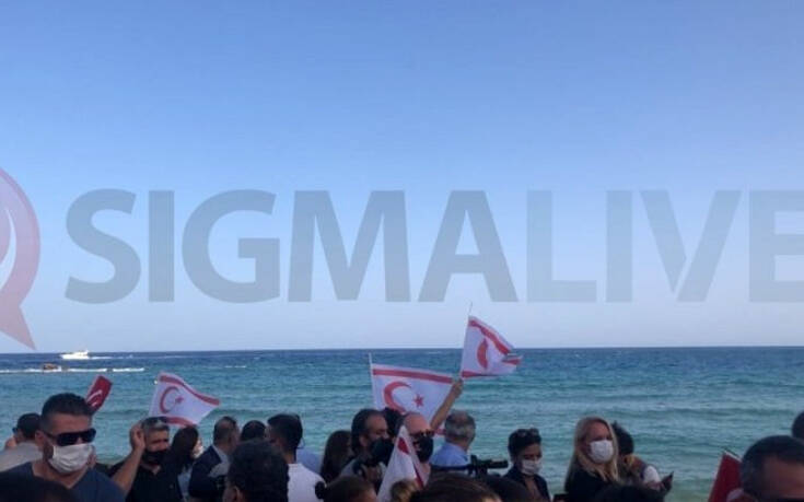 Προκλητική φιέστα στα Βαρώσια: Με σημαίες της Τουρκίας και του ψευδοκράτους έφτασε ο εκλεκτός του Ερντογάν