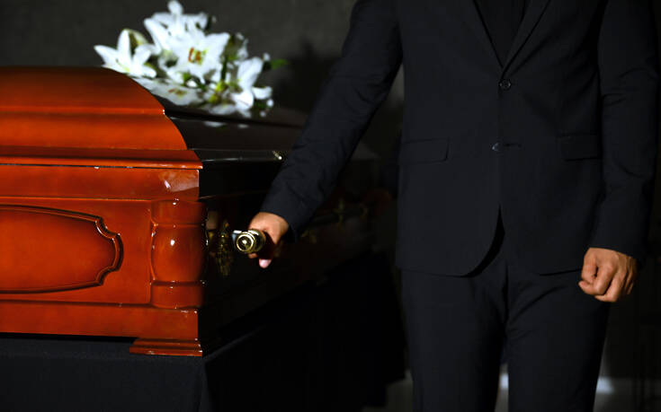 Γέμισαν τα νεκροταφεία στα Τρίκαλα