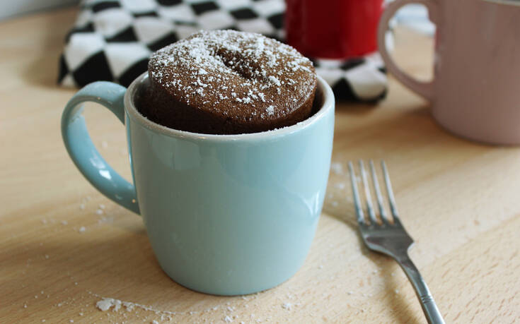 Πώς να φτιάξεις σοκολατένιο κέικ στην κούπα &#8211; Θέλει μόνο 2 λεπτά!