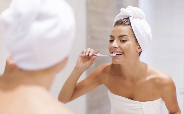 Το μεγαλύτερο λάθος που κάνετε όταν βουρτσίζετε τα δόντια σας κατά την διάρκεια του ντους