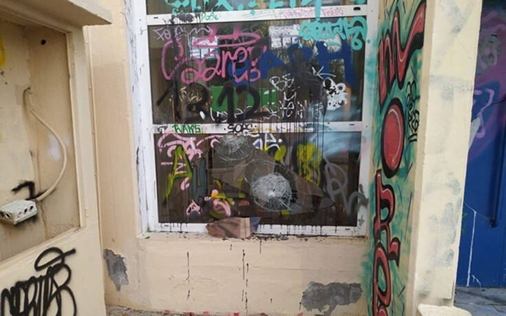 Εκτεταμένες ζημιές σε σχολεία της Βάρης &#8211; Άγνωστοι έριξαν χρώματα στους τοίχους και προκάλεσαν φθορές