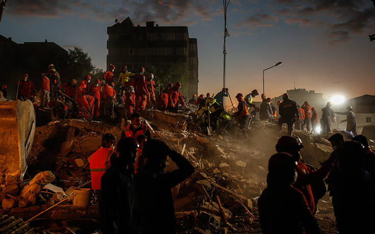 Στους 92 οι νεκροί στην Τουρκία από τον καταστροφικό σεισμό στη Σάμο