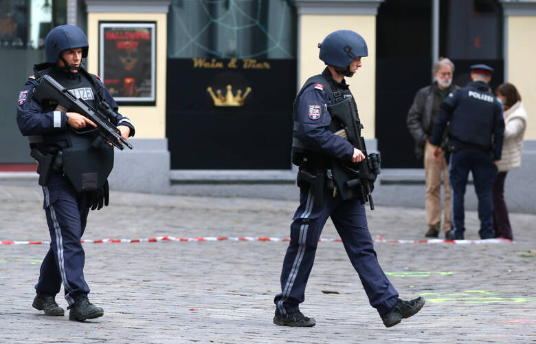 Τρομοκρατική επίθεση στη Βιέννη: Έρευνες στα σπίτια 4 υπόπτων για σχέσεις με τον δράστη