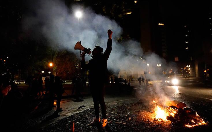 Αμερικάνικες εκλογές 2020: Νύχτα έντασης στο Πόρτλαντ &#8211; Διαδηλωτές κρατούσαν όπλα και έκαψαν αμερικανικές σημαίες