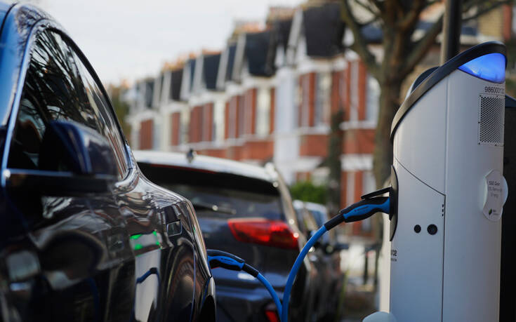 Αγγλία: Πολύ νωρίτερα θα απαγορεύσει την πώληση βενζινοκίνητων και ντίζελ