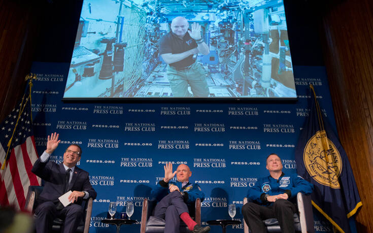 Από τον Διεθνή Διαστημικό Σταθμό στη Γερουσία: Εξελέγη γερουσιαστής ο πρώην αστροναύτης Μαρκ Κέλι