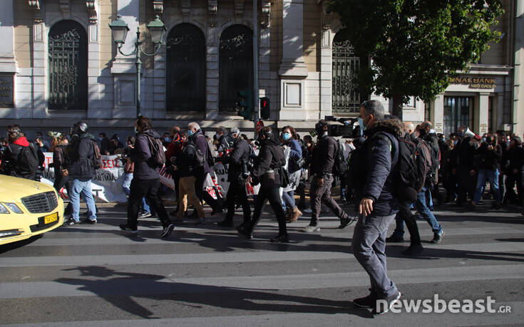 Απεργία σήμερα: Έκαναν πορεία ανάποδα στη Σταδίου για να αποφύγουν την Αστυνομία