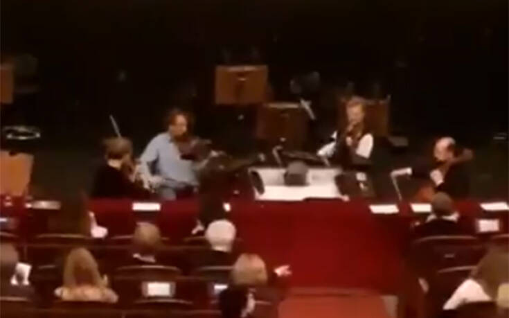 Συγκινητικές εικόνες στη Βιέννη: Μουσικοί της Όπερας συνέχισαν να παίζουν για να νικήσουν τον φόβο των θεατών