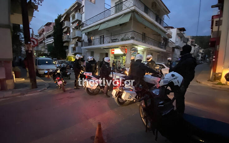 Νεαροί στη Θεσσαλονίκη χτύπησαν αστυνομικούς που πήγαν να τους ελέγξουν