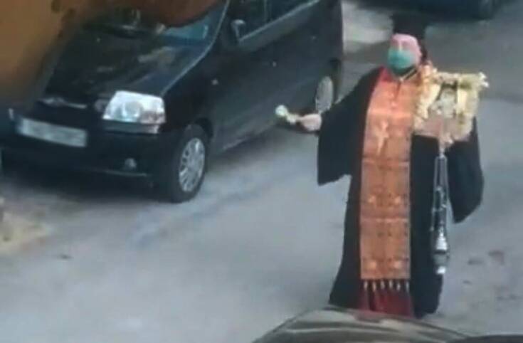 Lockdown: Ιερέας στην Ηλιούπολη έκανε λιτανεία εικόνας και έψελνε μόνος του στους δρόμους