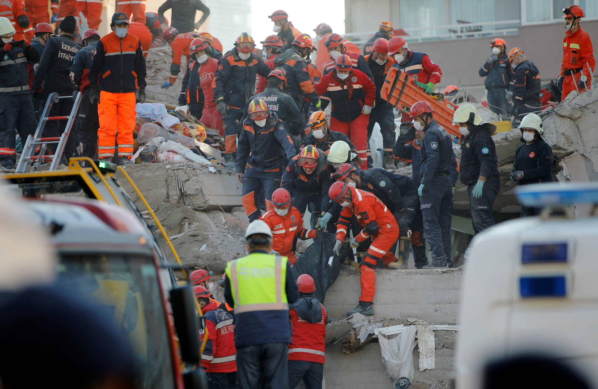 Ισχυρός σεισμός στη Σμύρνη: Συγκλονιστικές στιγμές με 70χρονο που ανασύρθηκε ζωντανός μετά από 33 ώρες