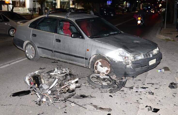 Εικόνες από σοβαρό τροχαίο στο Αιγάλεω: Μηχανάκι διαλύθηκε σε σύγκρουση με αυτοκίνητο