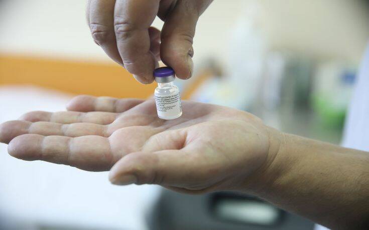 Νοσοκομειακοί γιατροί Θεσσαλονίκης: «Θα κάνουμε το εμβόλιο, όμως δεν είναι πανάκεια»