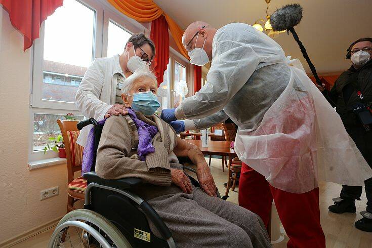 Γερμανία: Υπεραιωνόβια 101 ετών η πρώτη γυναίκα που εμβολιάστηκε