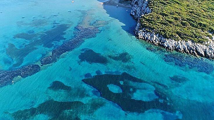 Η παραλία με τα κρυστάλλινα νερά στην Πελοπόννησο που γίνονταν θυσίες προς τιμήν του Ποσειδώνα