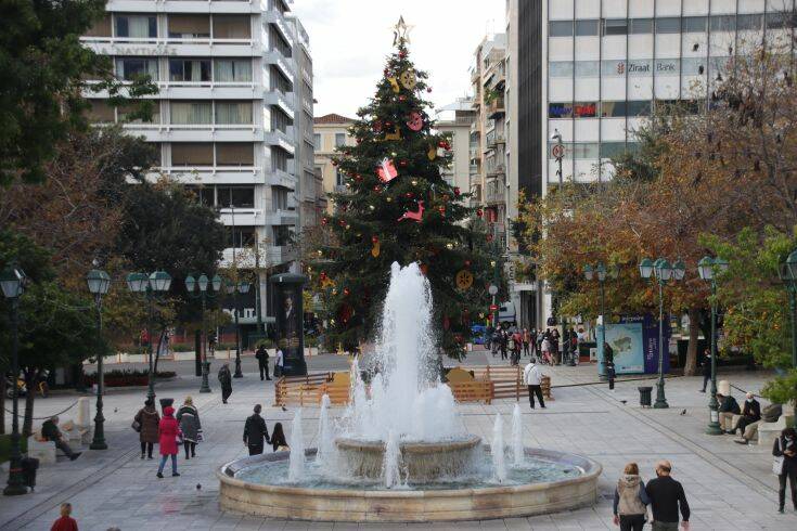 Το Σύνταγμα φοράει τα γιορτινά του ενόψει Χριστουγέννων