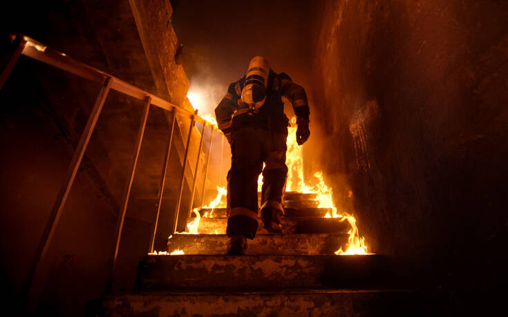 Φριχτός θάνατος για δύο παιδιά 3 και 7 ετών από φωτιά σε σπίτι