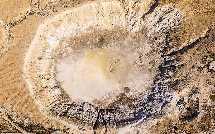 Νίσυρος: Οι εικόνες από τον κρατήρα του ηφαιστείου μοιάζουν από άλλον πλανήτη