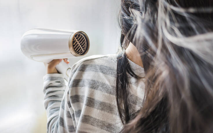 Είναι τελικά υγιές για τα μαλλιά σας να χρησιμοποιείτε σεσουάρ στο στέγνωμά τους;