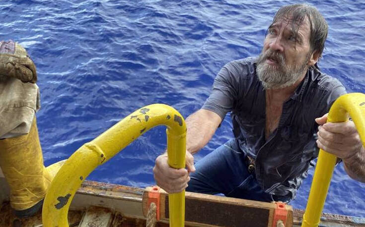 Αίσιο τέλος στον εφιάλτη: Αγνοούμενος στη θάλασσα βρέθηκε γαντζωμένος σε μια άκρη του βυθισμένου σκάφους του
