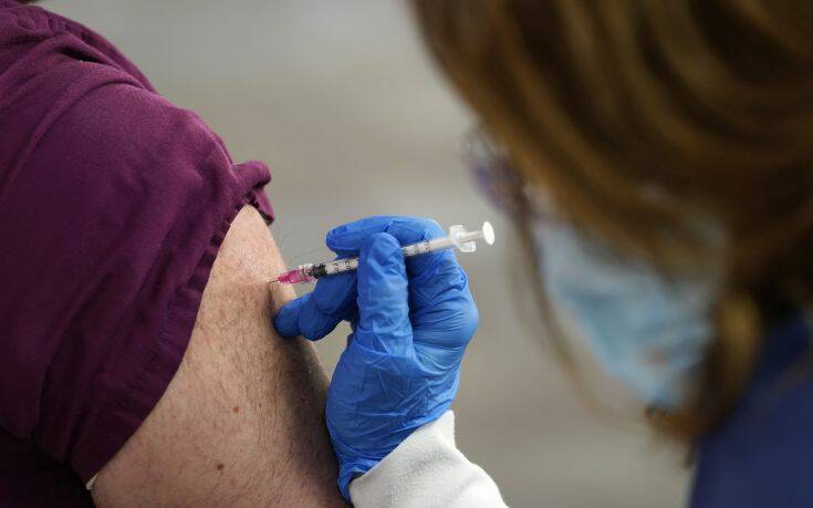 Εμβόλια κατά του κορονοϊού: Οι φαρμακευτικές εταιρείες υπόσχονται να εντείνουν τις προσπάθειές του