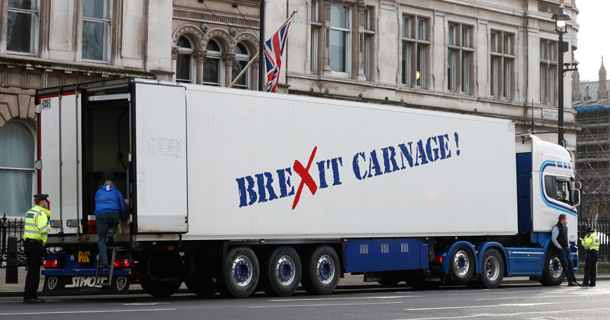 Διαμαρτυρία με φορτηγά στη Βρετανία: Απειλούν να γεμίσουν την Ντάουνιγκ Στριτ με ψάρια