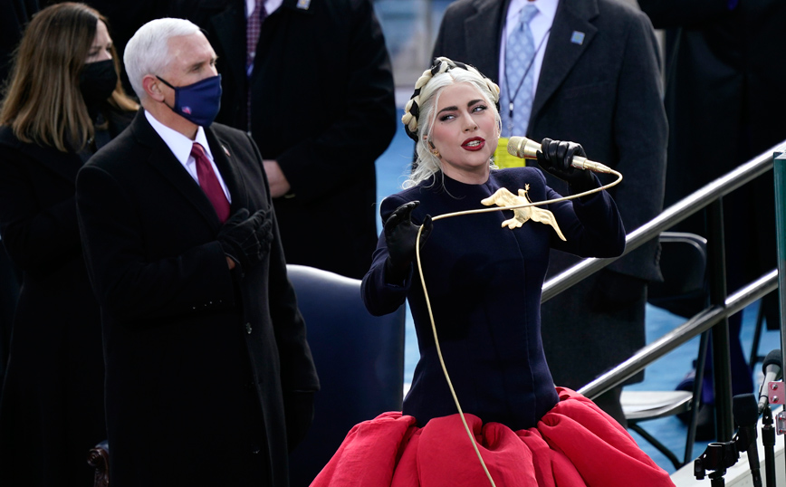 Ορκωμοσία Μπάιντεν: Η εκθαμβωτική Lady Gaga και τα ελληνικά σκουλαρίκια της Amanda Gorman