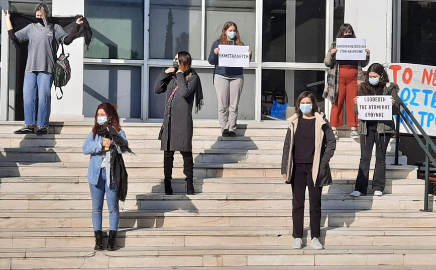 Σιωπηρή διαμαρτυρία φοιτητριών του ΑΠΘ για τις καταγγελίες σεξουαλικής κακοποίησης – «Σπάμε τη σιωπή»