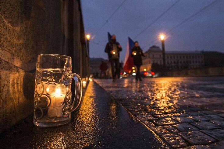 Ποτήρια μπίρας στους δρόμους της Πράγας σε μια διαμαρτυρία κατά των περιορισμών