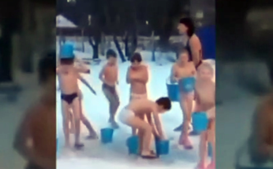 Απίστευτες εικόνες: Παιδιά νηπιαγωγείου στη Σιβηρία μένουν με τα εσώρουχα και ρίχνουν πάνω τους παγωμένο νερό