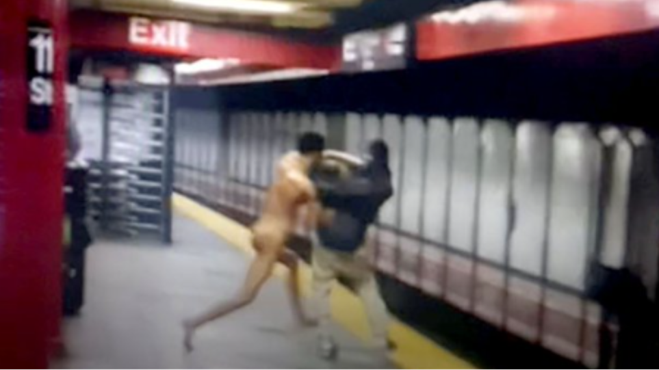 Νέα Υόρκη: Γυμνός άνδρας έριξε επιβάτη στις ράγες του μετρό και σκοτώθηκε ο ίδιος