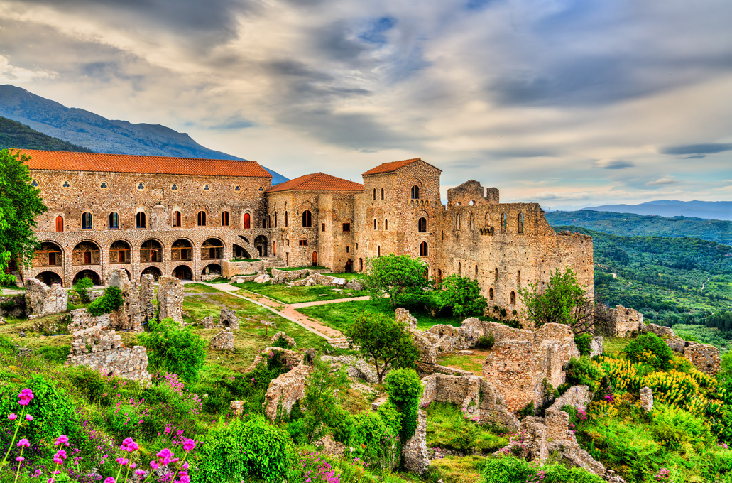 Το βυζαντινό παλάτι των Δεσποτών με θέα στην κοιλάδα του Ευρώτα
