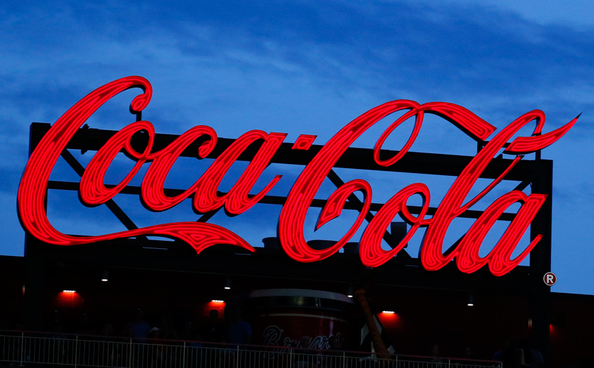 «Λιγότερο λευκοί» κάλεσε η Coca Cola να γίνουν οι υπάλληλοί της προκαλώντας σάλο