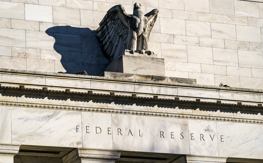 Η Fed άφησε αμετάβλητα τα επιτόκια στο 5,25-5,50%