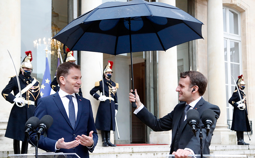 Ο Μακρόν δεν αποχωριζόταν με&#8230; τίποτα την ομπρέλα που κρατούσε για τον Σλοβάκο πρωθυπουργό