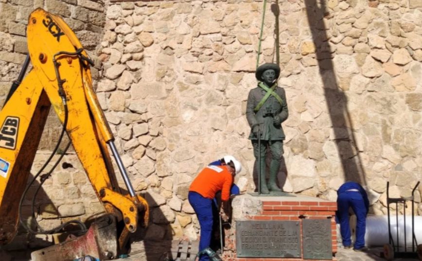Ιστορική ημέρα στην Ισπανία: Αποκαθηλώθηκε το τελευταίο άγαλμα του Φράνκο