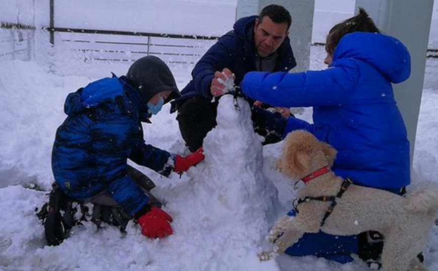 Ο Αλέξης Τσίπρας φτιάχνει χιονάνθρωπο μαζί τα παιδιά του