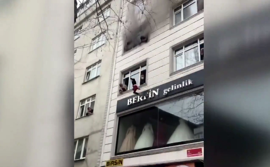 Δραματικές στιγμές: Μητέρα πετά τα παιδιά της από παράθυρο τρίτου ορόφου για να τα σώσει από φωτιά