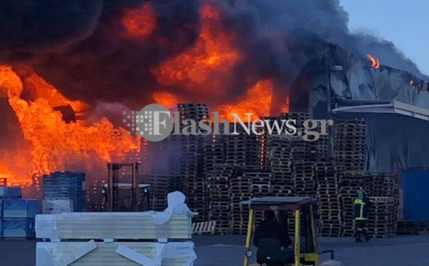 Εικόνες από μεγάλη φωτιά σε αποθήκες μεταφορικής εταιρείας στα Χανιά