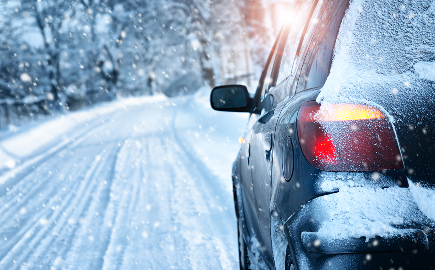 Οδήγηση στον πάγο ή στο χιόνι: «Το ρεζερβουάρ να είναι γεμάτο και τα φώτα πάντα αναμμένα»