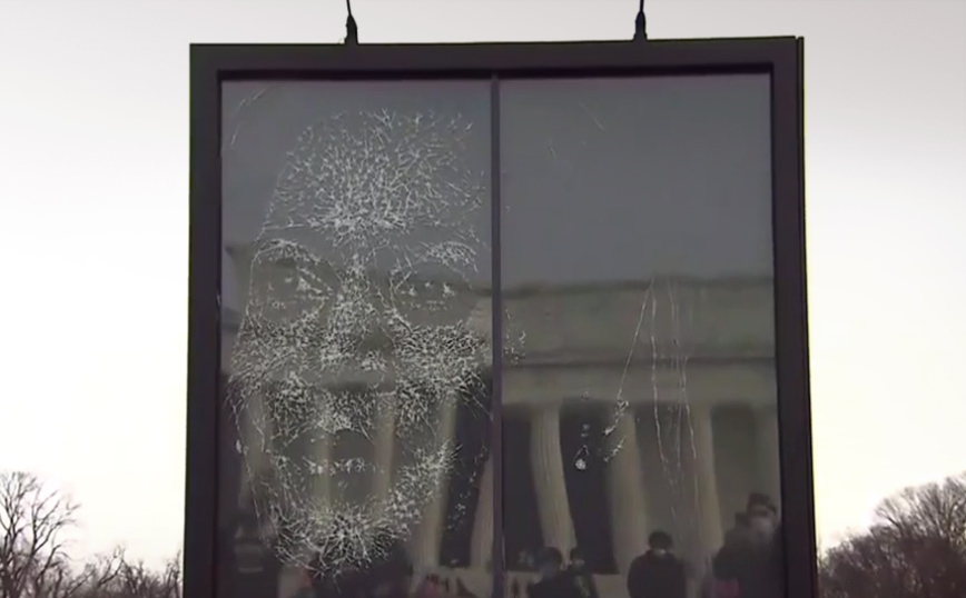 Εντυπωσιακό πορτρέτο της Καμάλα Χάρις από θρυμματισμένο γυαλί
