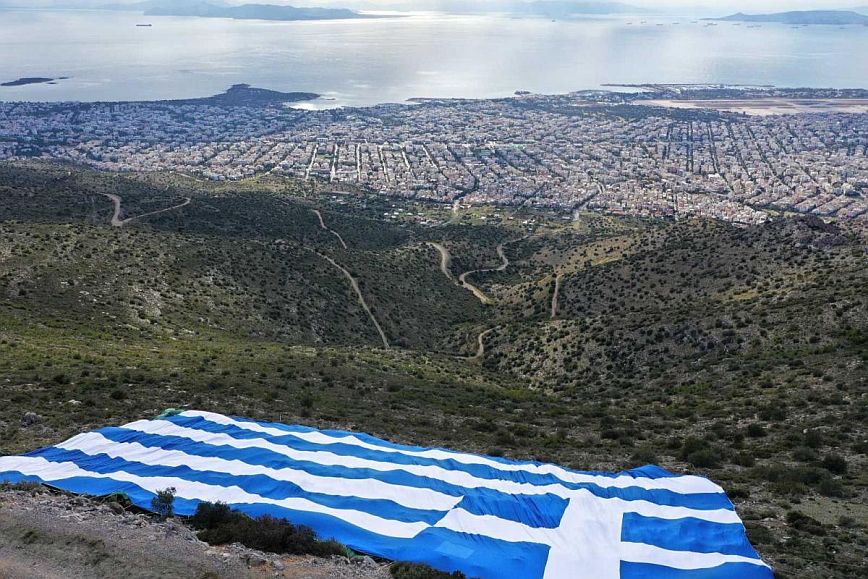 25η Μαρτίου: Στο πιο ψηλό σημείο του Υμηττού η ελληνική σημαία