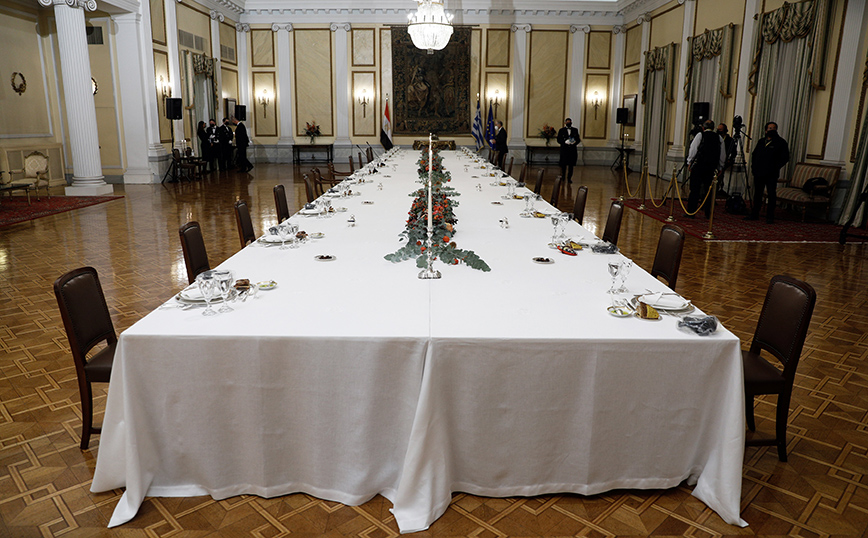 Το μενού στο Προεδρικό Μέγαρο για τους ξένους ηγέτες: Μπισκότο με μελάνι σουπιάς, κιμάς γαρίδας και χριστόψαρο