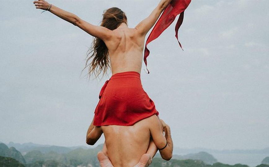 Το ζευγάρι γυμνιστών που ταξιδεύει στον κόσμο και φωτογραφίζεται σε τουριστικά σημεία