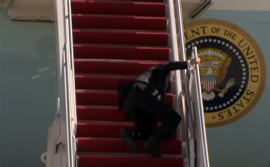 Ατύχημα για τον Τζο Μπάιντεν: Μπέρδεψε τα πόδια του και έπεσε στις σκάλες του Air Force One