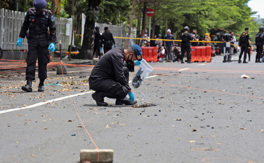 Επιθέσεις αυτοκτονίας στην Ινδονησία: Η αστυνομία βρήκε εκρηκτικά