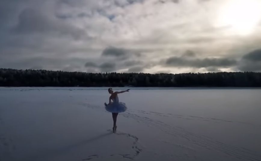 Ρωσίδα μπαλαρίνα χόρεψε τη Λίμνη των Κύκνων σε παγωμένο τοπίο