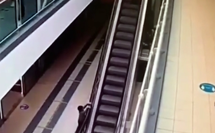 Τρομακτικό ατύχημα σε κυλιόμενη σκάλα σε εμπορικό κέντρο – Αγοράκι 4 ετών δίνει μάχη για τη ζωή του